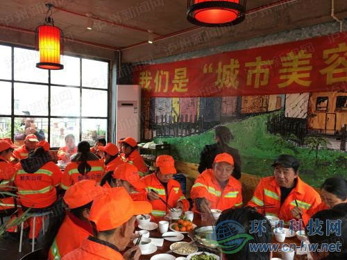 愛心企業(yè)每月邀請環(huán)衛(wèi)工人免費(fèi)吃火鍋