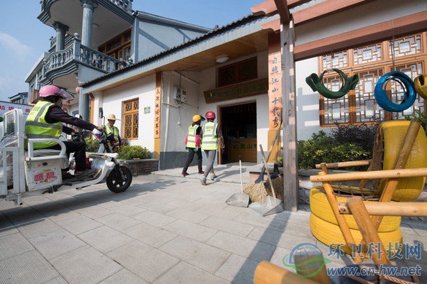 10月31日，在道場(chǎng)鄉(xiāng)紅里山村，保潔員進(jìn)入專門的環(huán)保小屋休息。