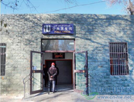 11月6日，南公園門口北側(cè)，改造好的公廁外景。記者喻義昌攝