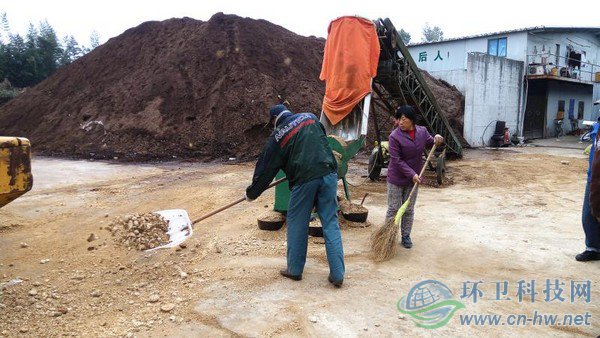 工人將機(jī)器碾碎的園林廢棄物鏟入發(fā)酵堆，噴灑生物菌劑攪拌后，自然發(fā)酵兩到四個(gè)月，就能成為有機(jī)介質(zhì)，用來改良土壤