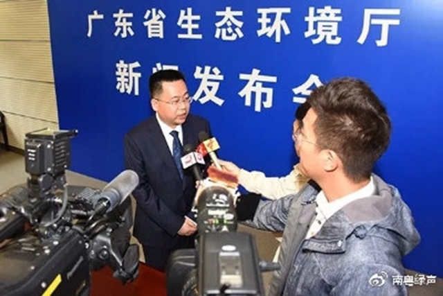 ▲省生態(tài)環(huán)境廳黨組成員、副廳長陳金鑾接受記者采訪